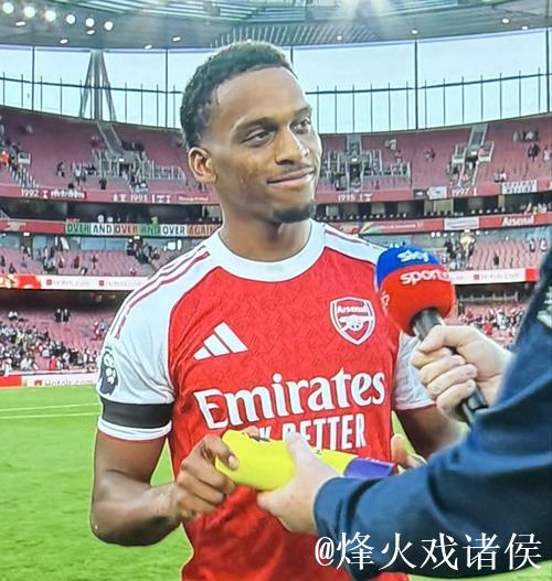 廷贝尔晒照庆祝主场胜利:球队展现强者风范 廷贝尔晒照庆祝主场胜利:球队展现强者风范